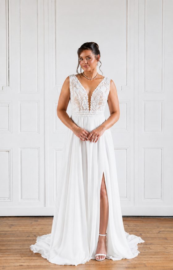 Robe de mariée Lina, décolleté plongeant, manches bretelles épaisses, avec fente