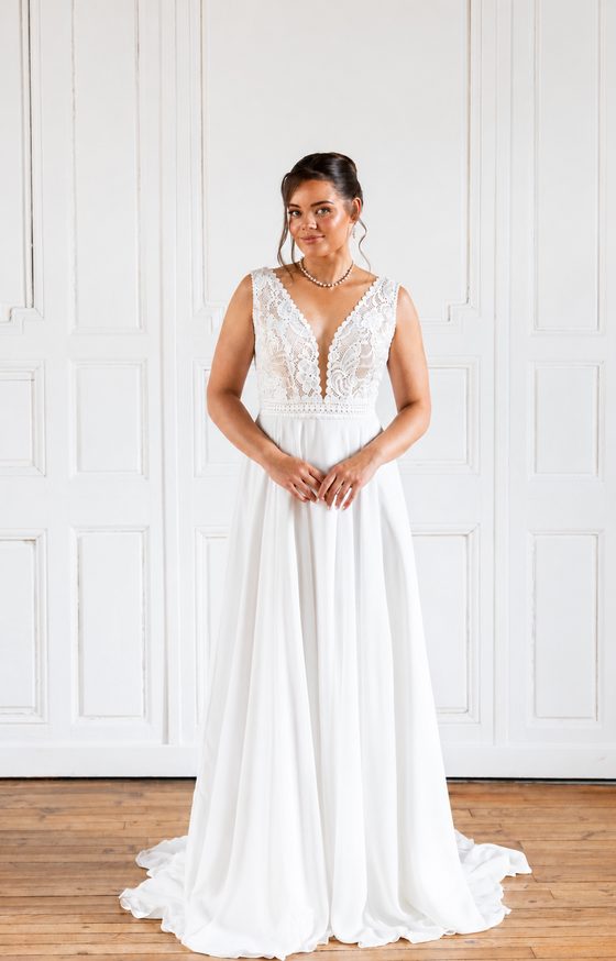 Robe de mariée Lina, décolleté plongeant, manches bretelles épaisses, sans fente