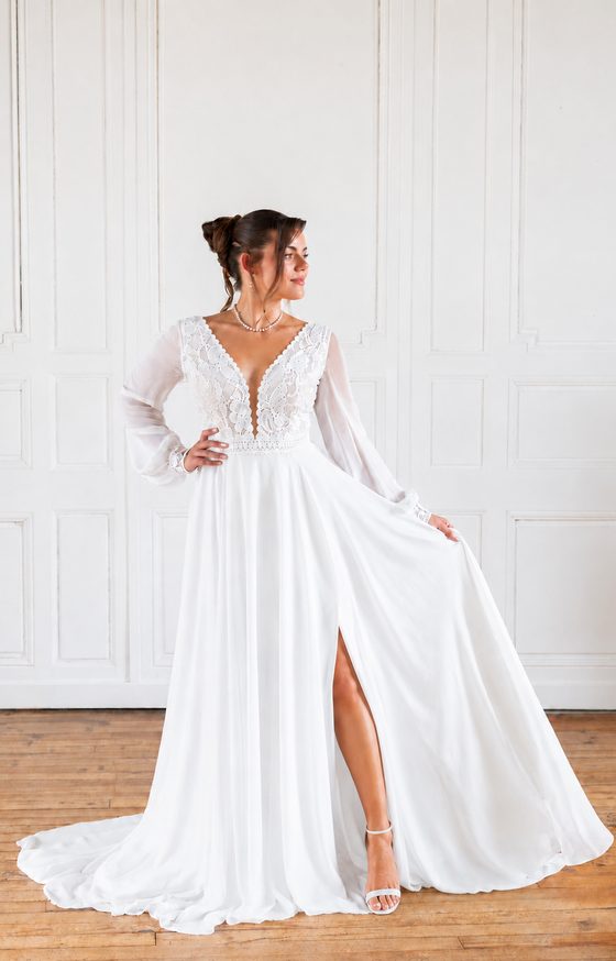 Robe de mariée Lina, décolleté plongeant, manches mousseline, avec fente