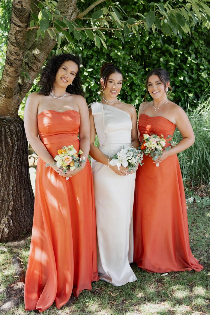 Robes de demoiselles d'honneur orange et robe de mariée