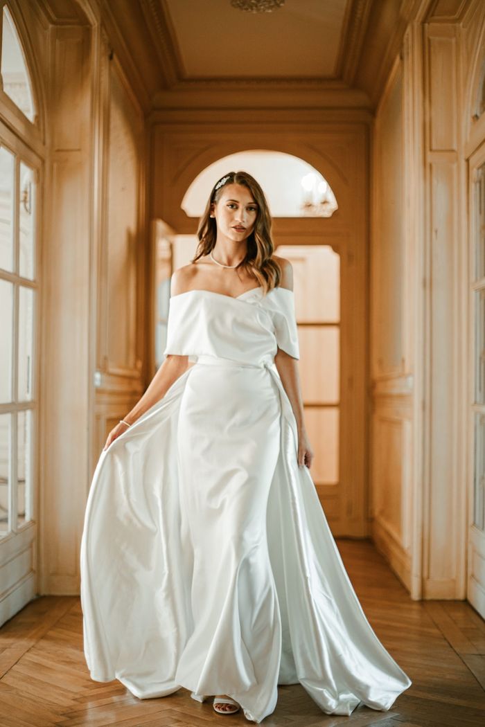 Robe de mariée satin épaules dénudées, surjupe détachable