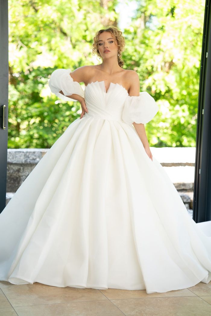 Robe princesse avec manchettes bouffantes, vue en extérieur