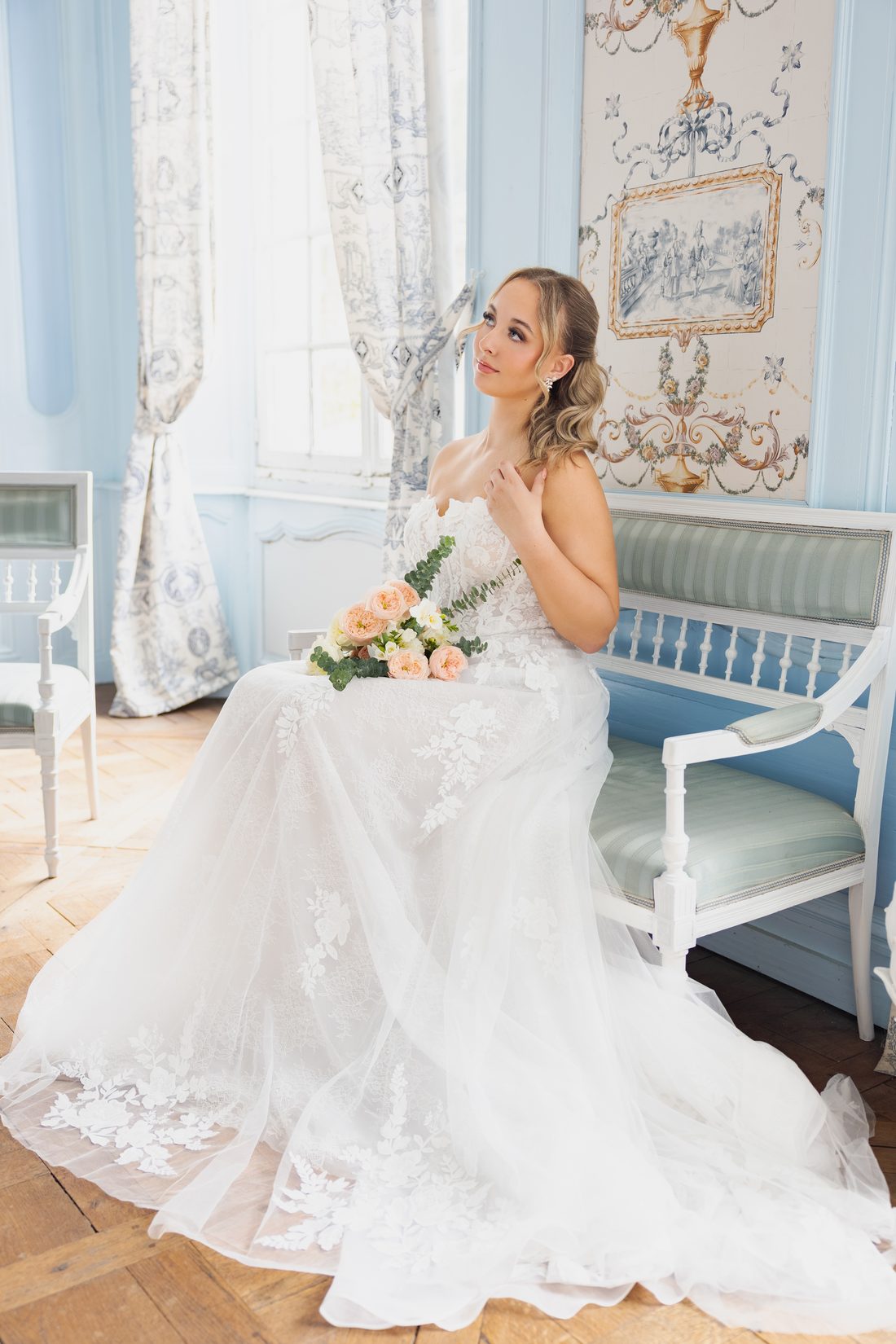 Robe à traîne en dentelle, assise sur une banquette